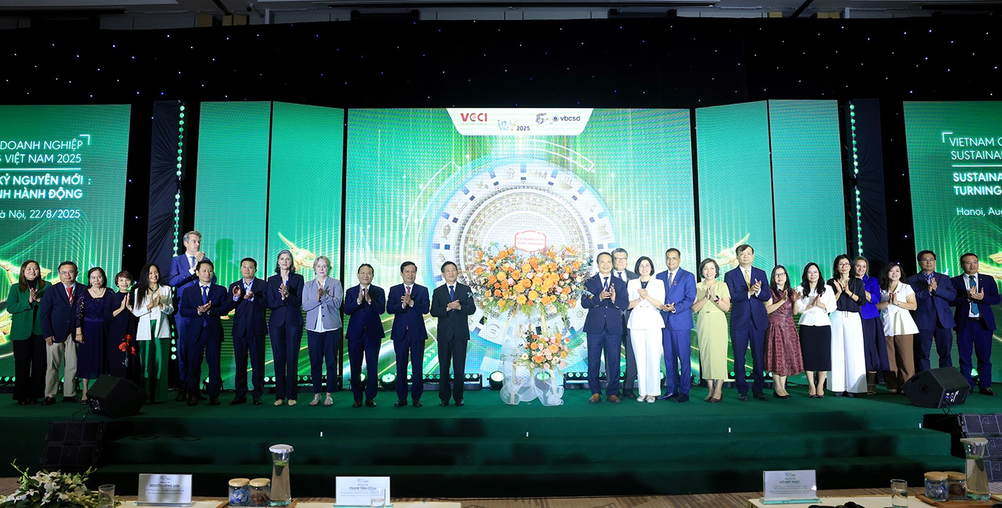 Phó Thủ tướng Hồ Đức Phớc trao tặng lẵng hoa chúc mừng kỷ niệm 15 năm thành lập và hoạt động của VBCSD - Ảnh Trần Mạnh