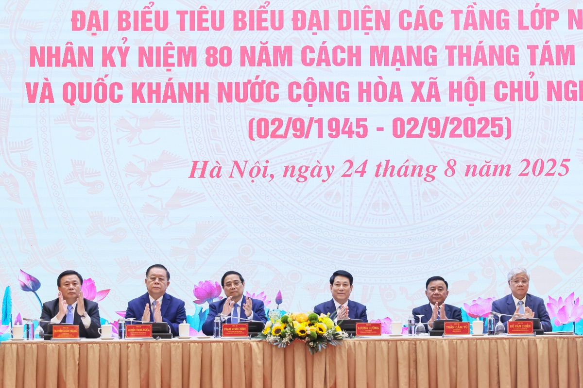Lãnh đạo Đảng, Nhà nước trao tặng biểu trưng kỷ niệm và quà cho doanh nhân Đỗ Quang Hiển (thứ 3 từ bên phải qua) cùng các đại biểu vì đã có những thành tích xuất sắc trong công tác an sinh xã hội, hỗ trợ cộng đồng.