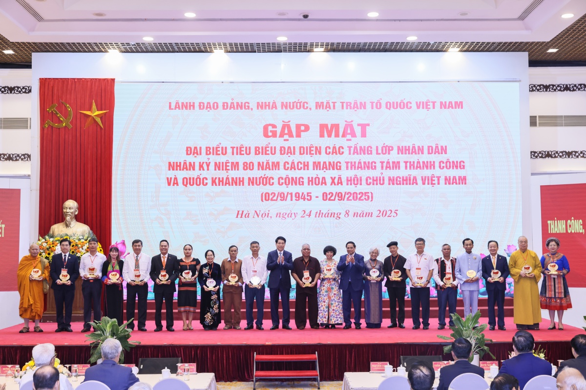 Các đồng chí lãnh đạo Đảng, Nhà nước, Mặt trận Tổ quốc Việt Nam dự và chủ trì hội nghị.