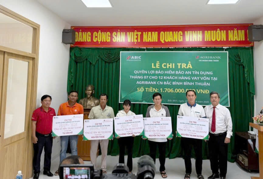 Bảo hiểm Agribank chi nhánh Khánh Hòa chi trả hơn 1,7 tỷ đồng cho khách hàng Bảo hiểm Agribank chi nhánh Khánh Hòa chi trả hơn 1,7 tỷ đồng cho khách hàng
