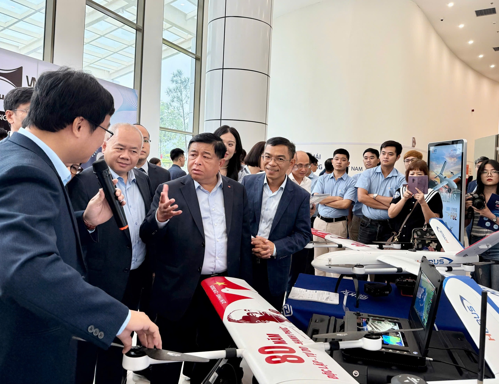 Phó Thủ tướng Nguyễn Chí Dũng thăm trưng bày một số sản phẩm công nghệ đặc sắc trong khuôn khổ lễ công bố thành lập 3 mạng lưới đổi mới sáng tạo và chuyên gia ngành công nghệ chiến lược - Ảnh: VGP/Minh Ngọc