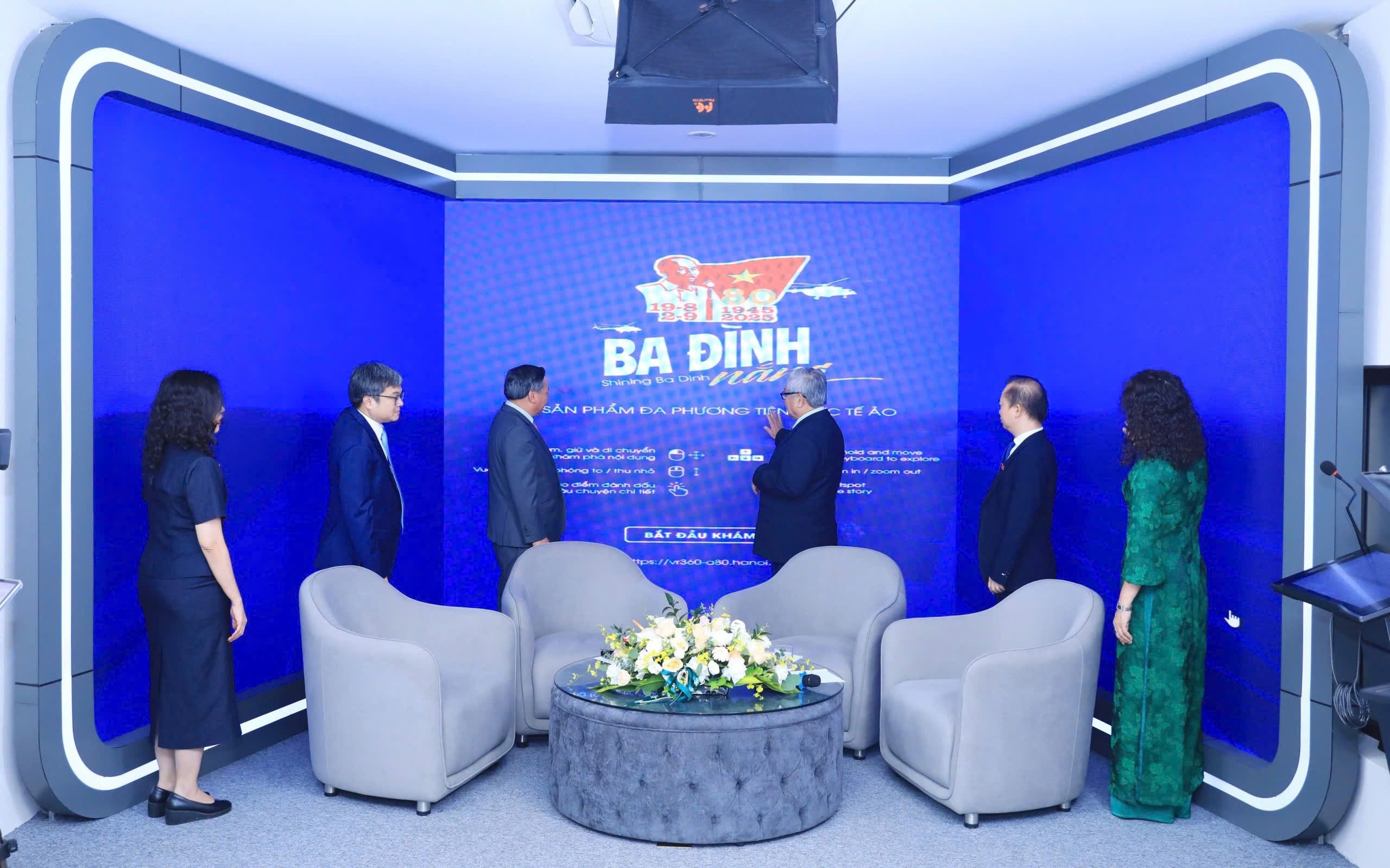 Các đại biểu nhấn nút khai trương sản phẩm. Các đại biểu nhấn nút khai trương sản phẩm.