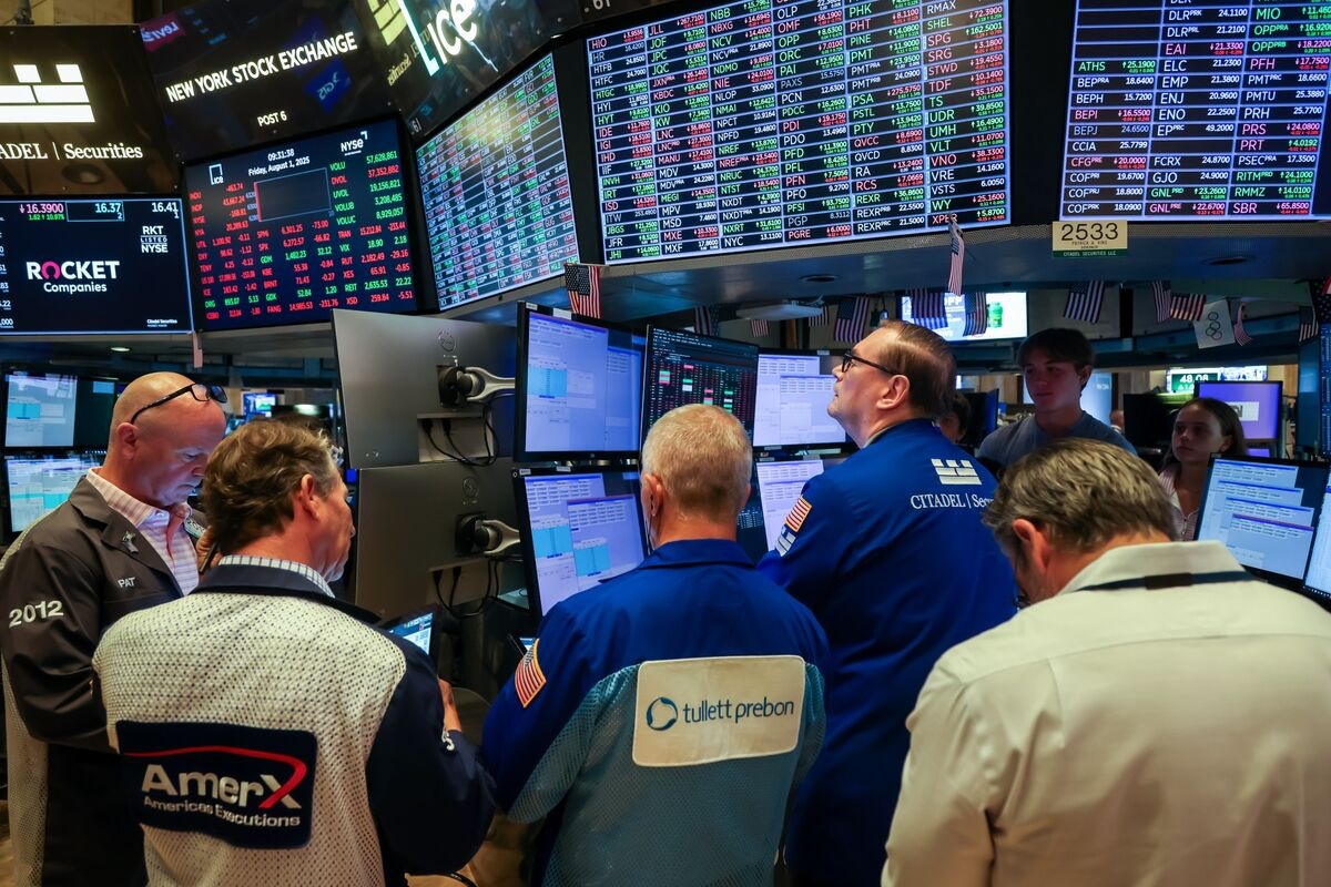 Phố Wall lùi bước đầu tuần, nhà đầu tư “nín thở” chờ dữ liệu kinh tế và báo cáo Nvidia