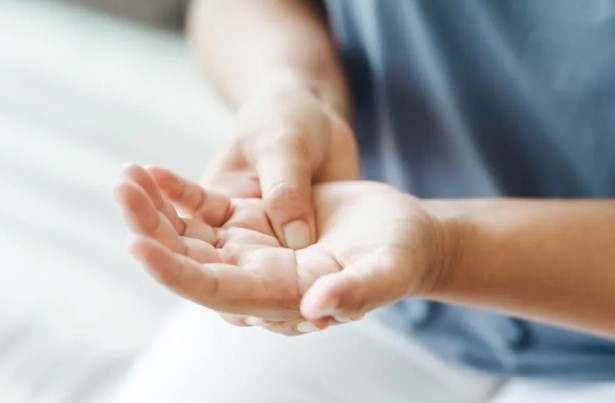 5 dấu hiệu trên bàn tay cảnh báo suy thận