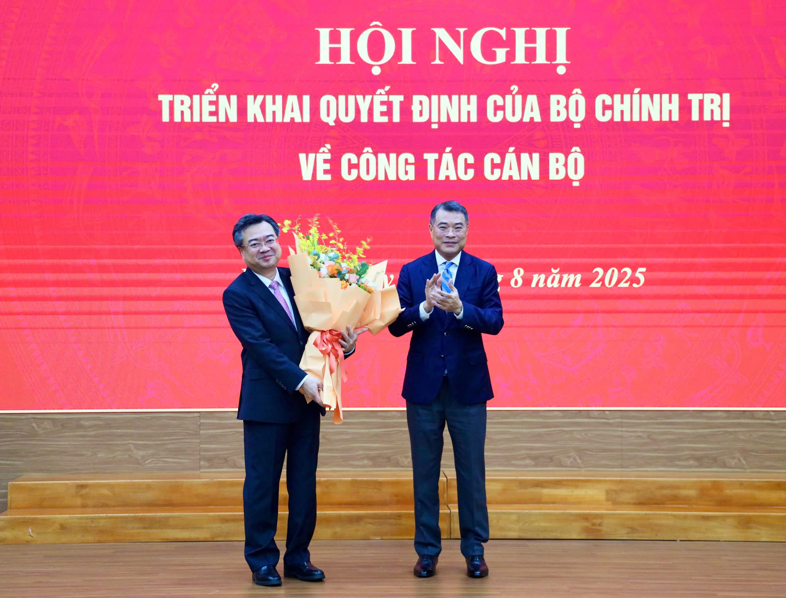 Đồng chí Lê Minh Hưng chúc mừng đồng chí Nguyễn Thanh Nghị giữ chức vụ Trưởng Ban Chính sách, chiến lược Trung ương