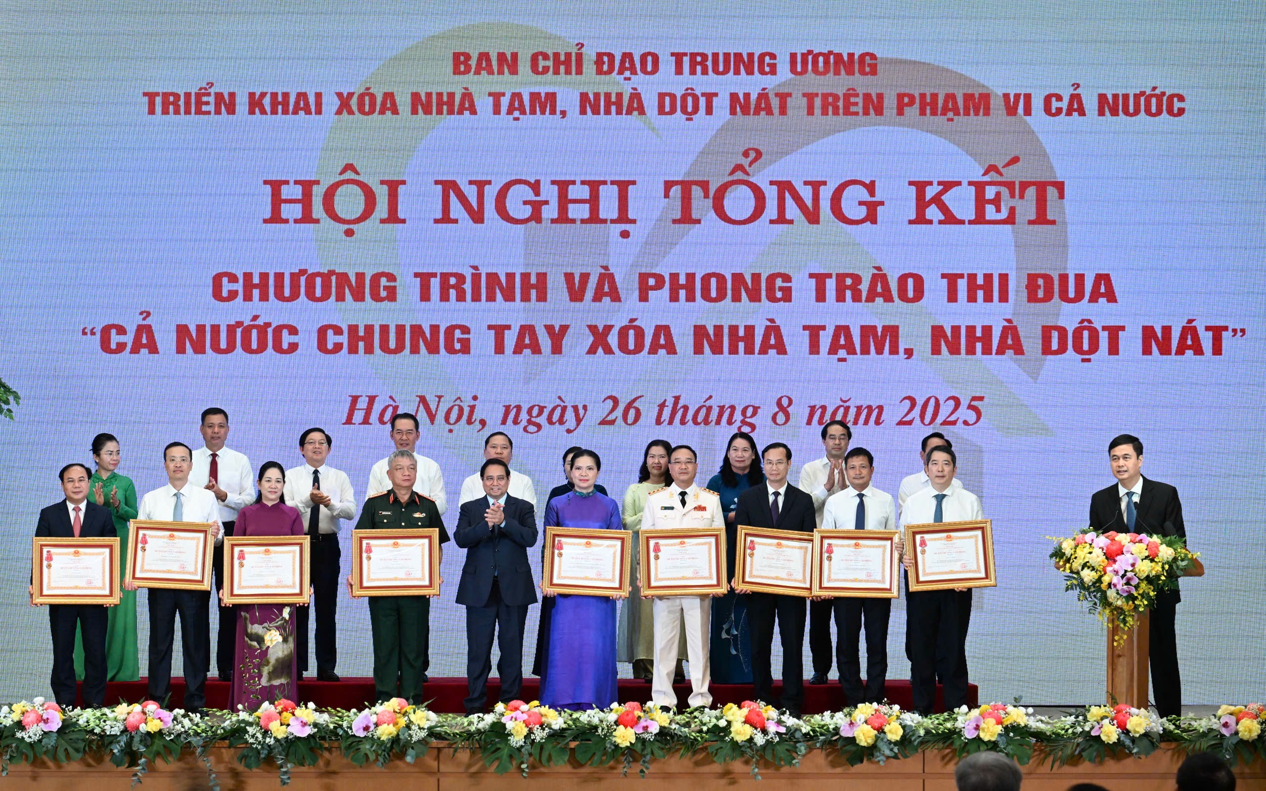 Các tập thể được tặng thưởng Huân chương lao động hạng III vì đã có thành tích xuất sắc trong phong trào thi đua chung tay xóa nhà tạm, nhà dột nát trên cả nước năm 2025 Các tập thể được tặng thưởng Huân chương lao động hạng III vì đã có thành tích xuất sắc trong phong trào thi đua chung tay xóa nhà tạm, nhà dột nát trên cả nước năm 2025