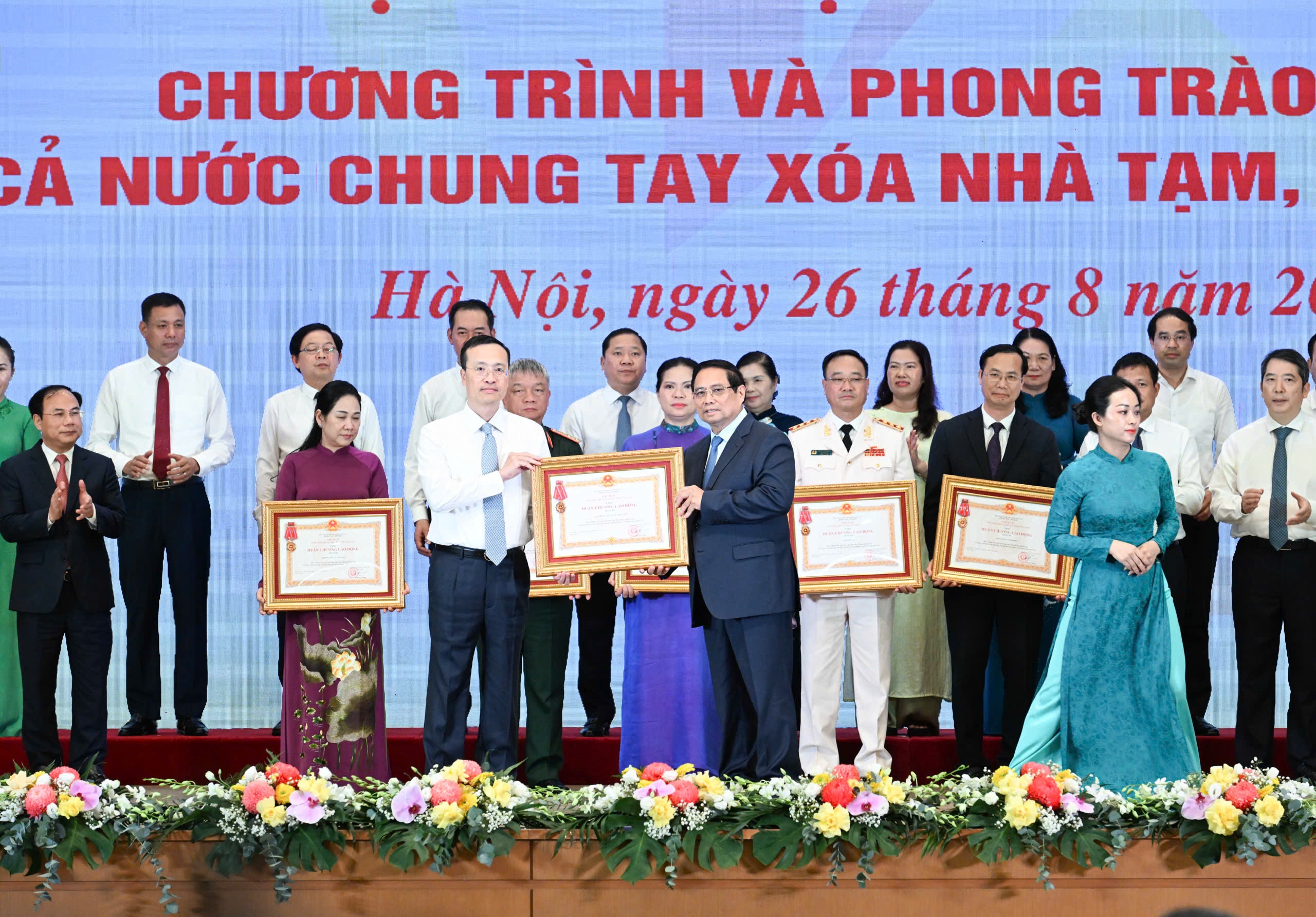 Phó Thống đốc Phạm Quang Dũng, đại diện lãnh đạo NHNN, nhận Huân chương lao động hạng III Phó Thống đốc Phạm Quang Dũng, đại diện lãnh đạo NHNN, nhận Huân chương lao động hạng III