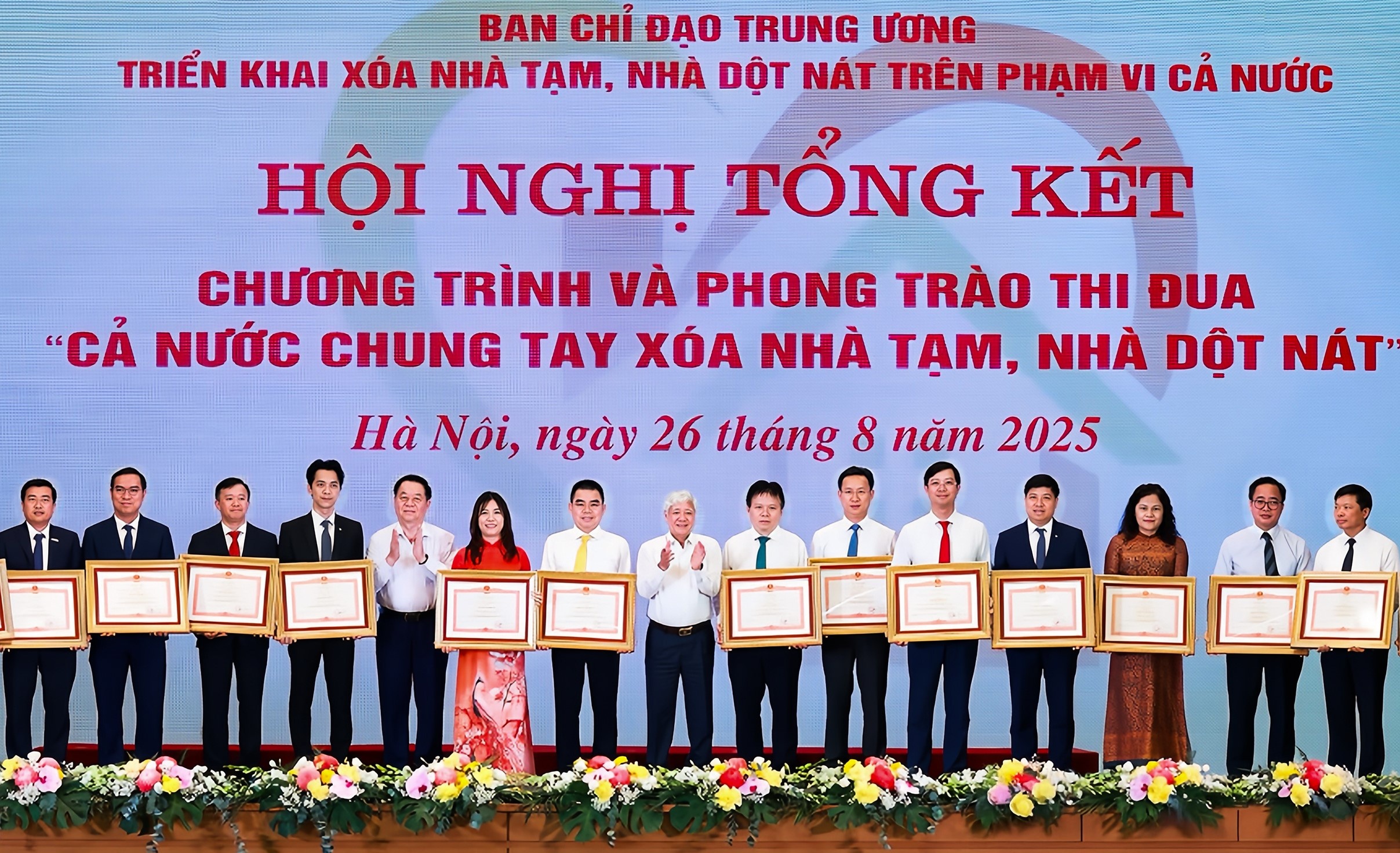 Ông Đàm Thế Thái – Phó Tổng giám đốc HDBank (đứng thứ 2 từ trái qua) – đại diện Ngân hàng nhận bằng khen của Thủ tướng Chính phủ Ông Đàm Thế Thái – Phó Tổng giám đốc HDBank (đứng thứ 2 từ trái qua) – đại diện Ngân hàng nhận bằng khen của Thủ tướng Chính phủ
