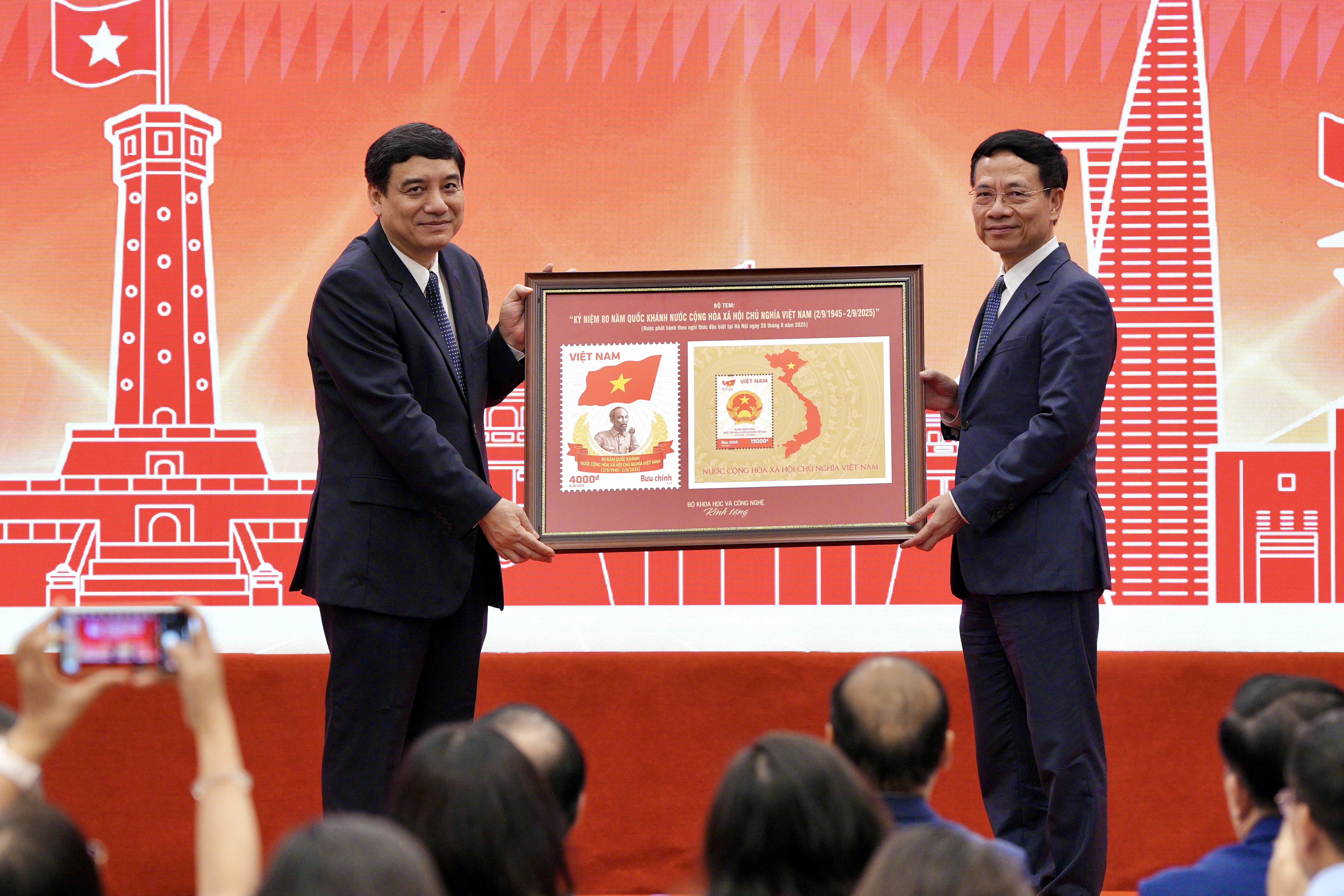 Đồng chí Nguyễn Đắc Vinh - Ủy viên Trung ương Đảng, Chủ nhiệm Ủy ban Văn hóa và Xã hội của Quốc hội và đồng chí Nguyễn Mạnh Hùng - Ủy viên Trung ương Đảng, Bộ trưởng Bộ Khoa học và Công nghệ ra mắt ảnh bộ tem bưu chính “Kỷ niệm 80 năm Quốc khánh nước Cộng hòa xã hội chủ nghĩa Việt Nam (2/9/1945 - 2/9/2025)