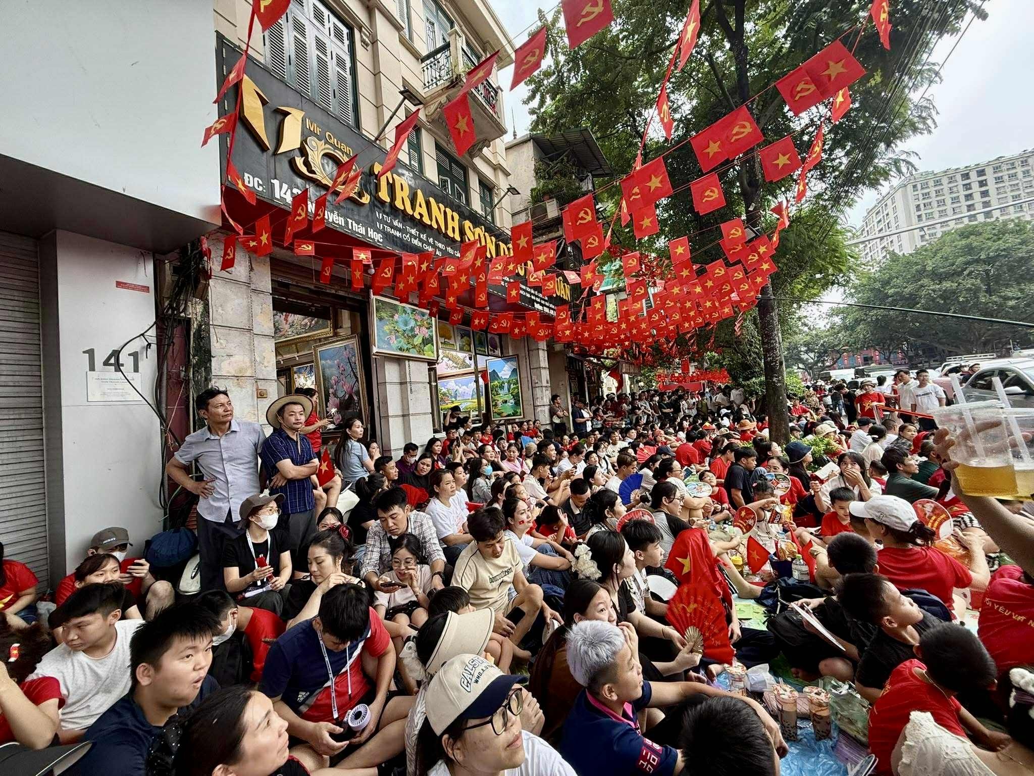 Người dân chờ đợi xem tổng hợp luyện diễu binh, diễu hành lần 1 kỷ niệm 80 năm Cách mạng tháng Tám thành công và Quốc khánh 2/9. Người dân chờ đợi xem tổng hợp luyện diễu binh, diễu hành lần 1 kỷ niệm 80 năm Cách mạng tháng Tám thành công và Quốc khánh 2/9.