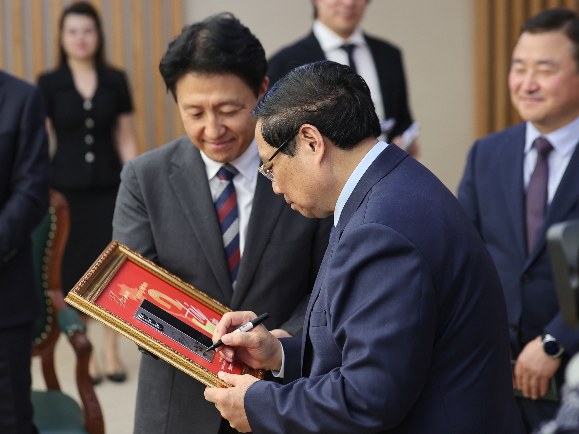 Tại buổi tiếp, Thủ tướng Chính phủ Phạm Minh Chính đã ký tặng biển kỷ niệm sản xuất chiếc điện thoại di động thứ 2 tỷ của Samsung tại Việt Nam - Ảnh: VGP/Nhật Bắc Tại buổi tiếp, Thủ tướng Chính phủ Phạm Minh Chính đã ký tặng biển kỷ niệm sản xuất chiếc điện thoại di động thứ 2 tỷ của Samsung tại Việt Nam - Ảnh: VGP/Nhật Bắc