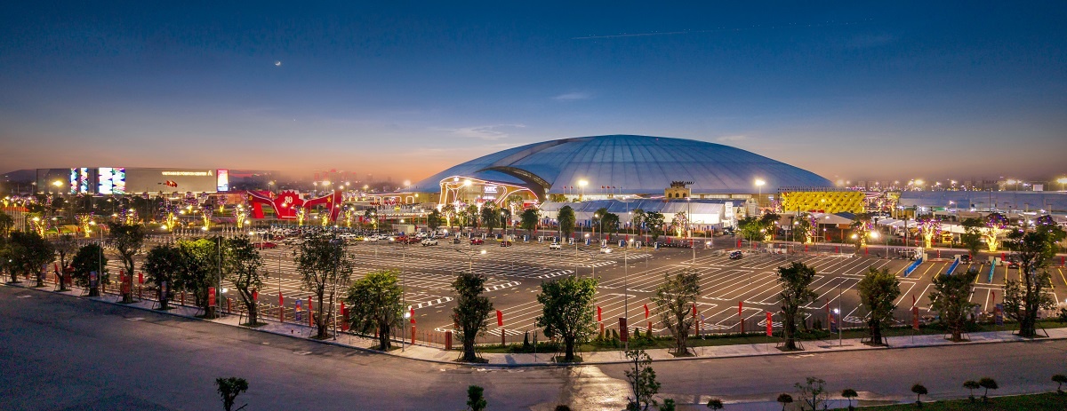 Khuôn viên tổ hợp triển lãm 900.000m2 lên đèn lung linh vào buổi hoàng hôn Khuôn viên tổ hợp triển lãm 900.000m2 lên đèn lung linh vào buổi hoàng hôn