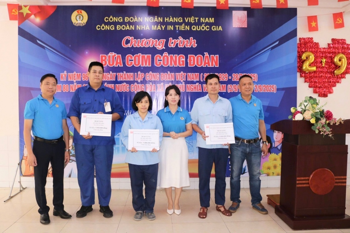 Công đoàn Nhà máy trao quà hỗ trợ cho các con đoàn viên, người lao động có hoàn cảnh khó khăn về sức khỏe