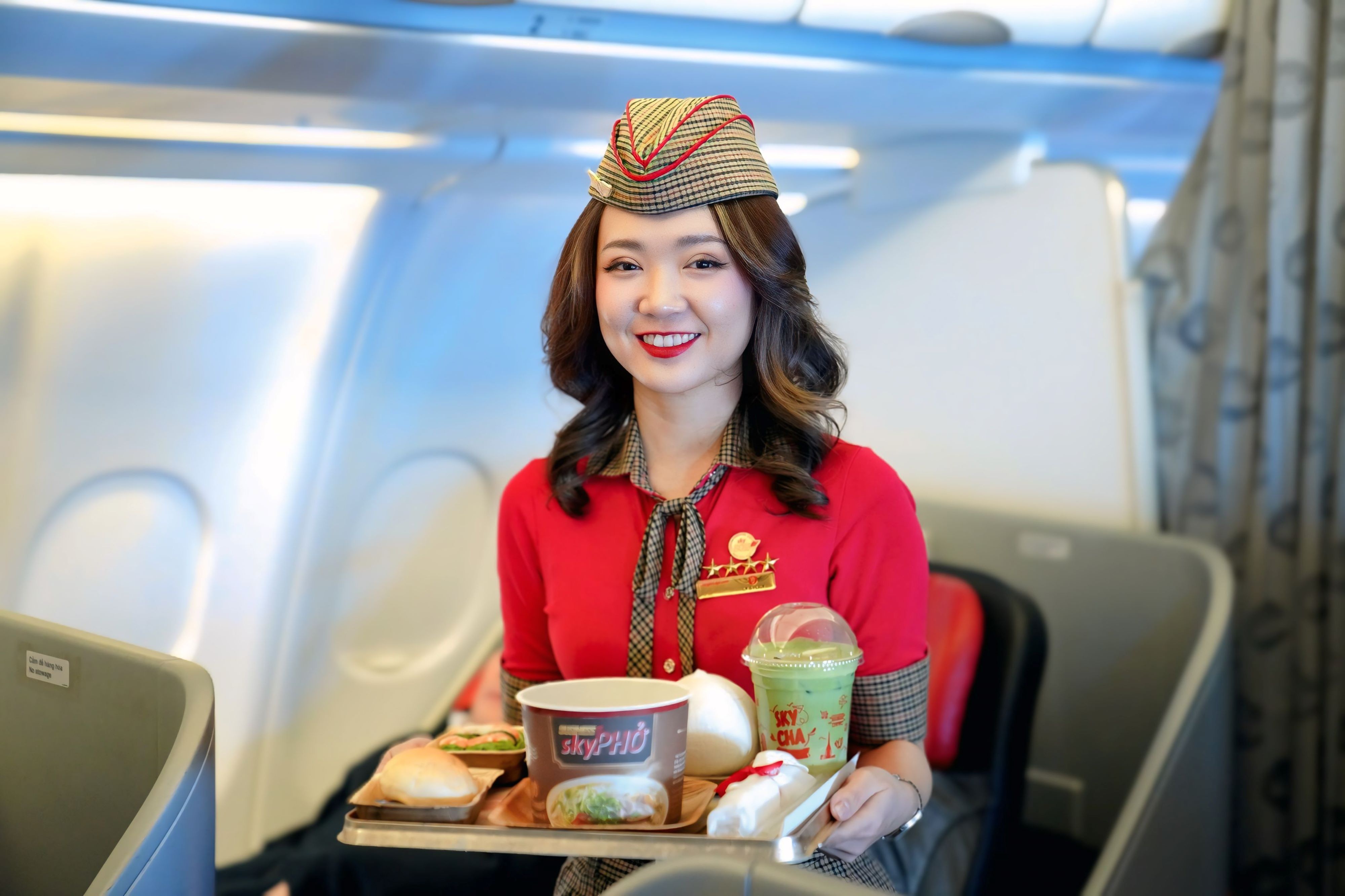 Trên mỗi chuyến bay, Vietjet chào đón hành khách bằng những màn trình diễn âm nhạc sôi động, thực đơn ẩm thực phong phú Trên mỗi chuyến bay, Vietjet chào đón hành khách bằng những màn trình diễn âm nhạc sôi động, thực đơn ẩm thực phong phú