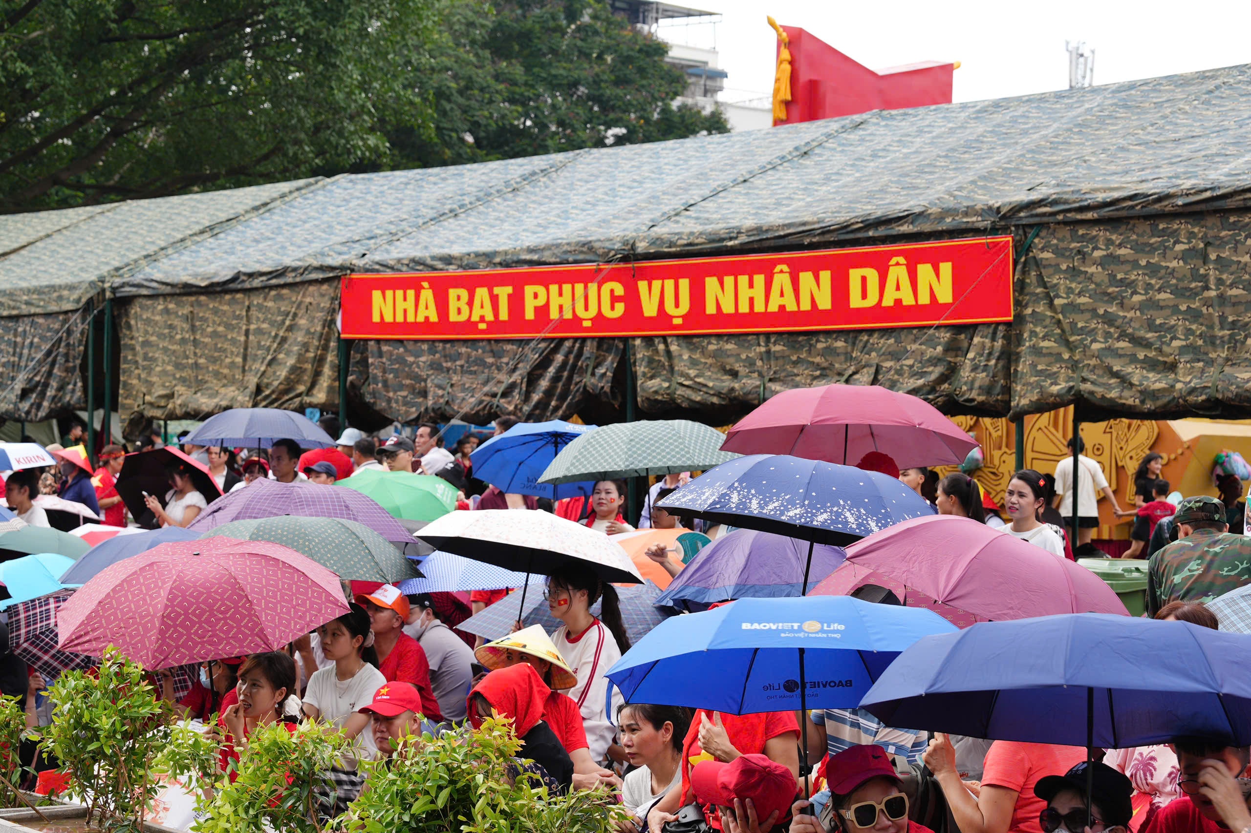 Dòng người nô nức đi xem sơ duyệt diễu binh, diễu hành A80 Dòng người nô nức đi xem sơ duyệt diễu binh, diễu hành A80