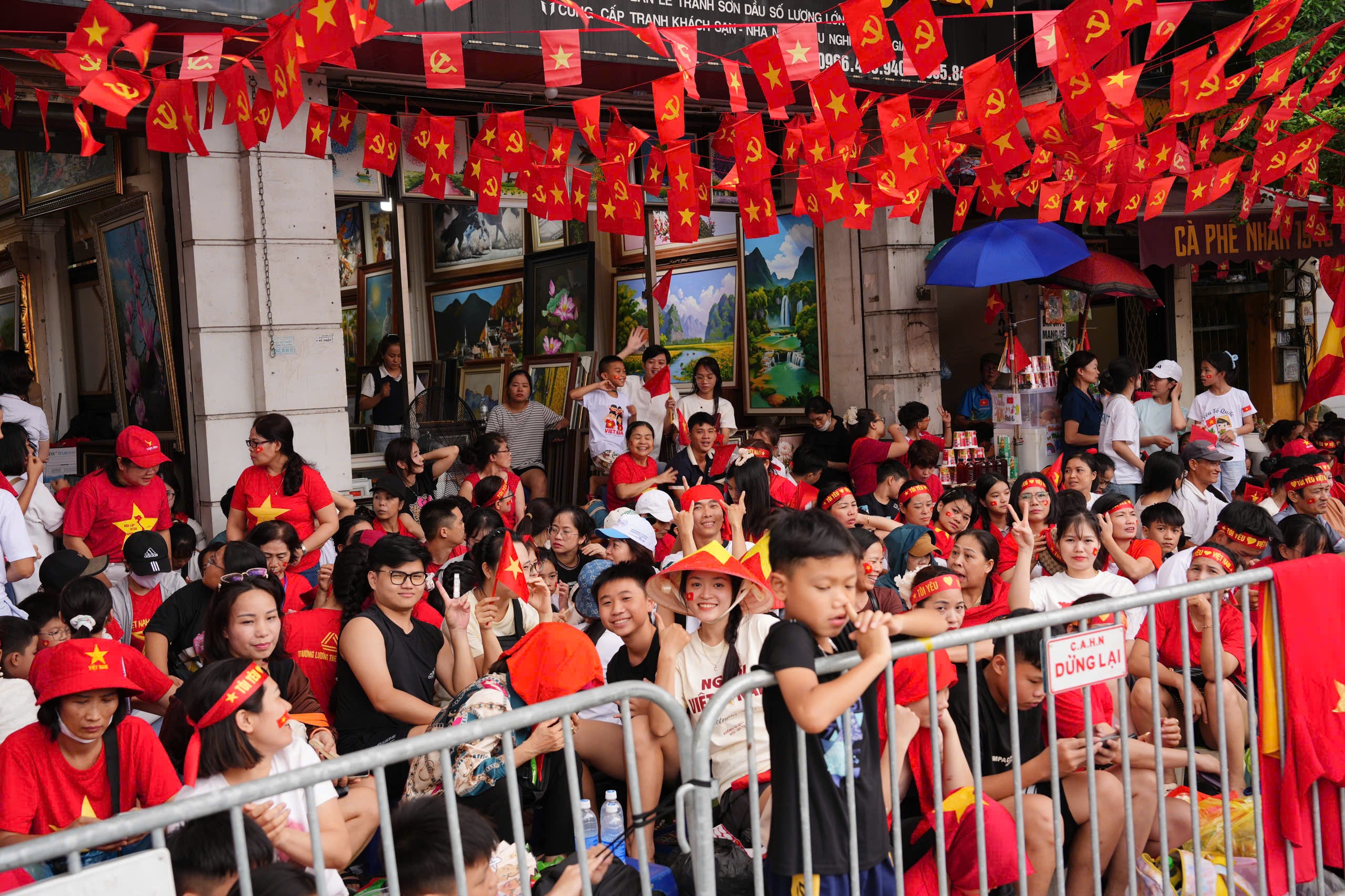 Dòng người nô nức đi xem sơ duyệt diễu binh, diễu hành A80 Dòng người nô nức đi xem sơ duyệt diễu binh, diễu hành A80