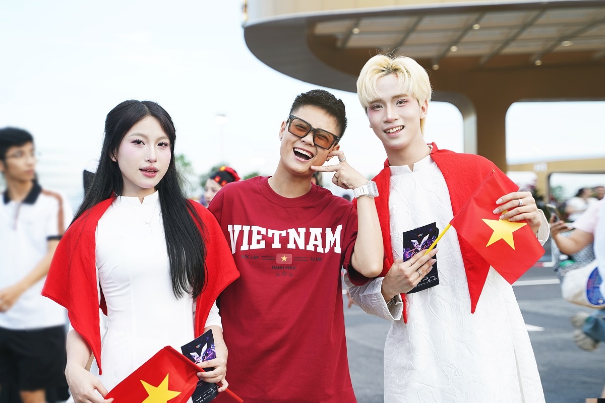 Các bạn trẻ check-in với trang phục truyền thống tại không gian của VEC Các bạn trẻ check-in với trang phục truyền thống tại không gian của VEC