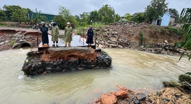 Tỉnh Hà Tĩnh dừng bắn pháo hoa, tập trung khắc phục hậu quả bão số 5 Tỉnh Hà Tĩnh dừng bắn pháo hoa, tập trung khắc phục hậu quả bão số 5