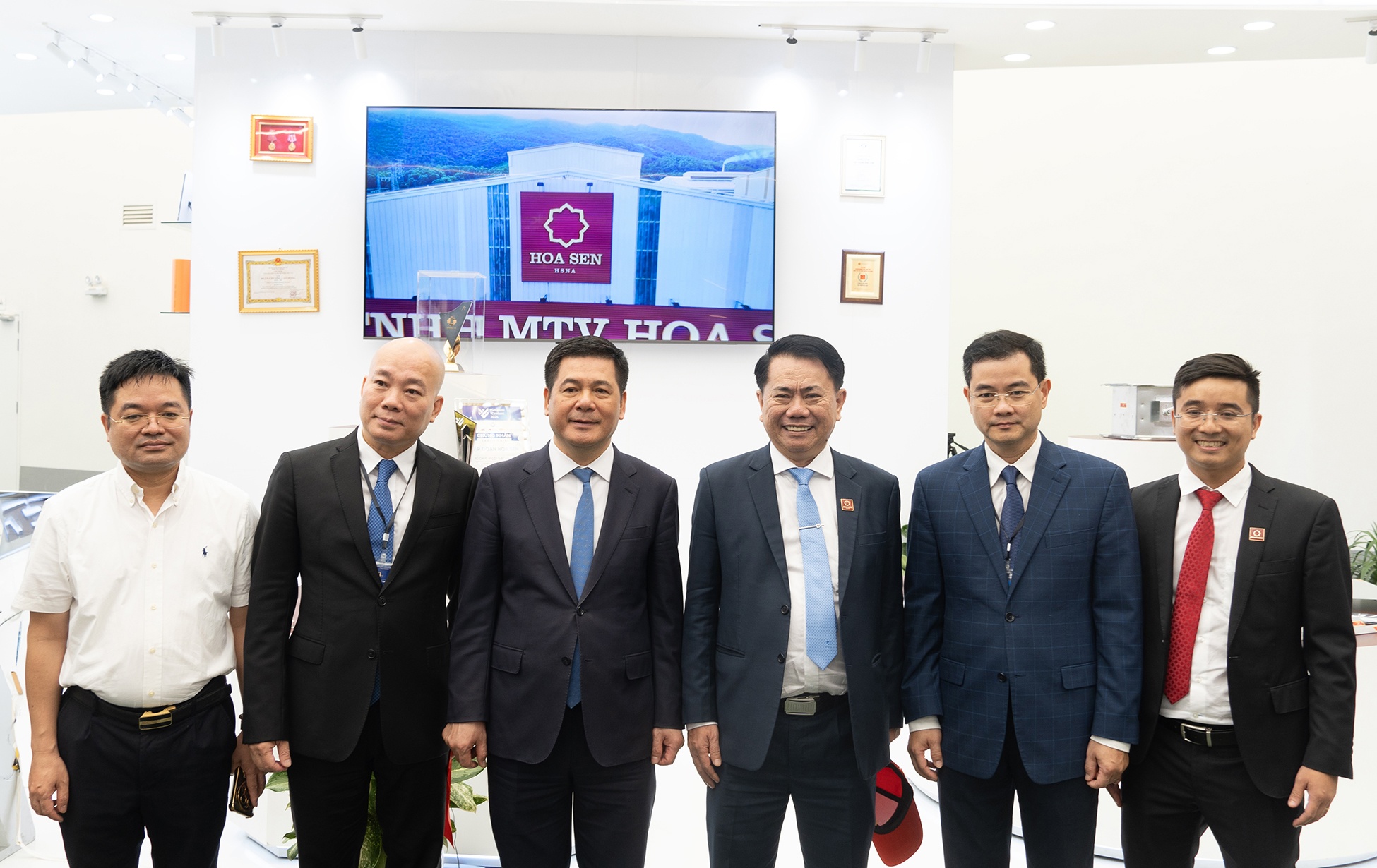 Đồng chí Nguyễn Hồng Diên - Bộ trưởng Bộ Công thương và đoàn đại biểu chụp hình lưu niệm tại gian hàng của Tập đoàn Hoa Sen