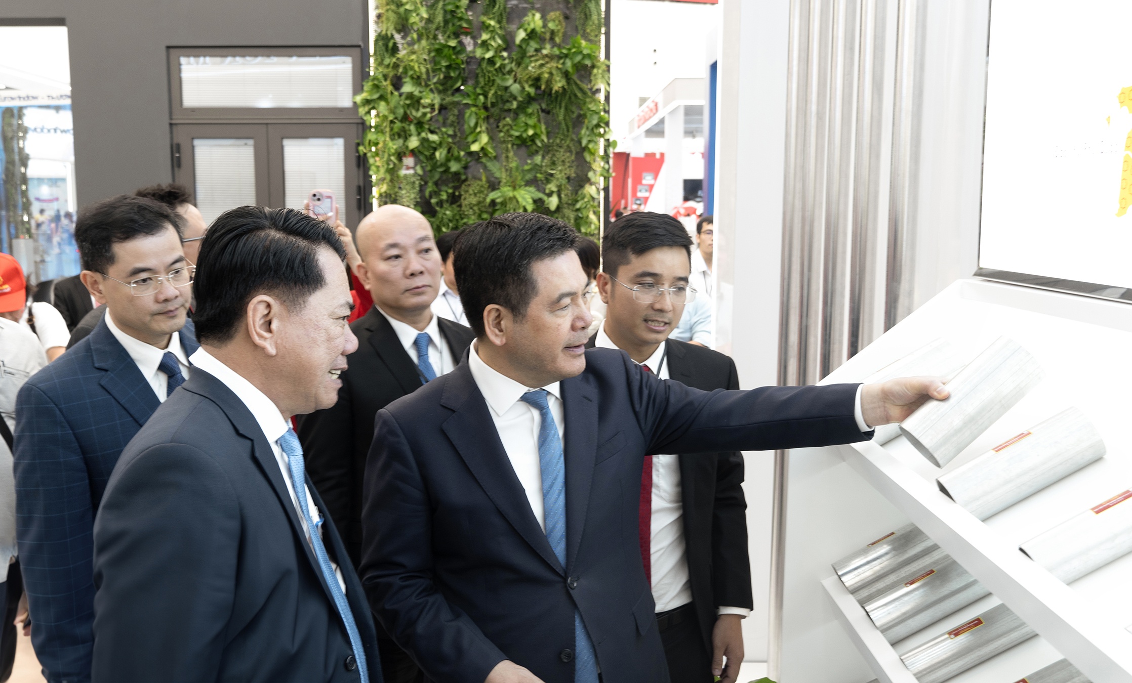 Tập đoàn Hoa Sen giới thiệu sản phẩm mới tại Triển lãm A80 thu hút khách thăm quan