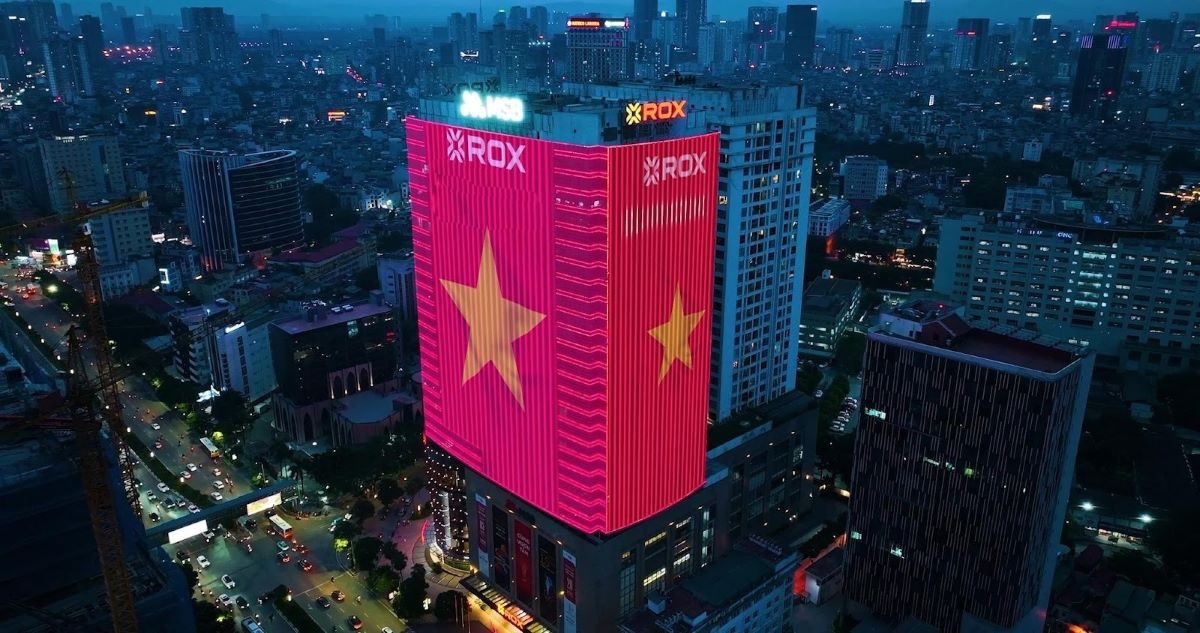 ROX Tower trên đường Nguyễn Chí Thanh nổi bật với màn hình LED khổng lồ rực sắc cờ đỏ sao vàng, hòa cùng khí thế Thủ đô chào mừng 2/9