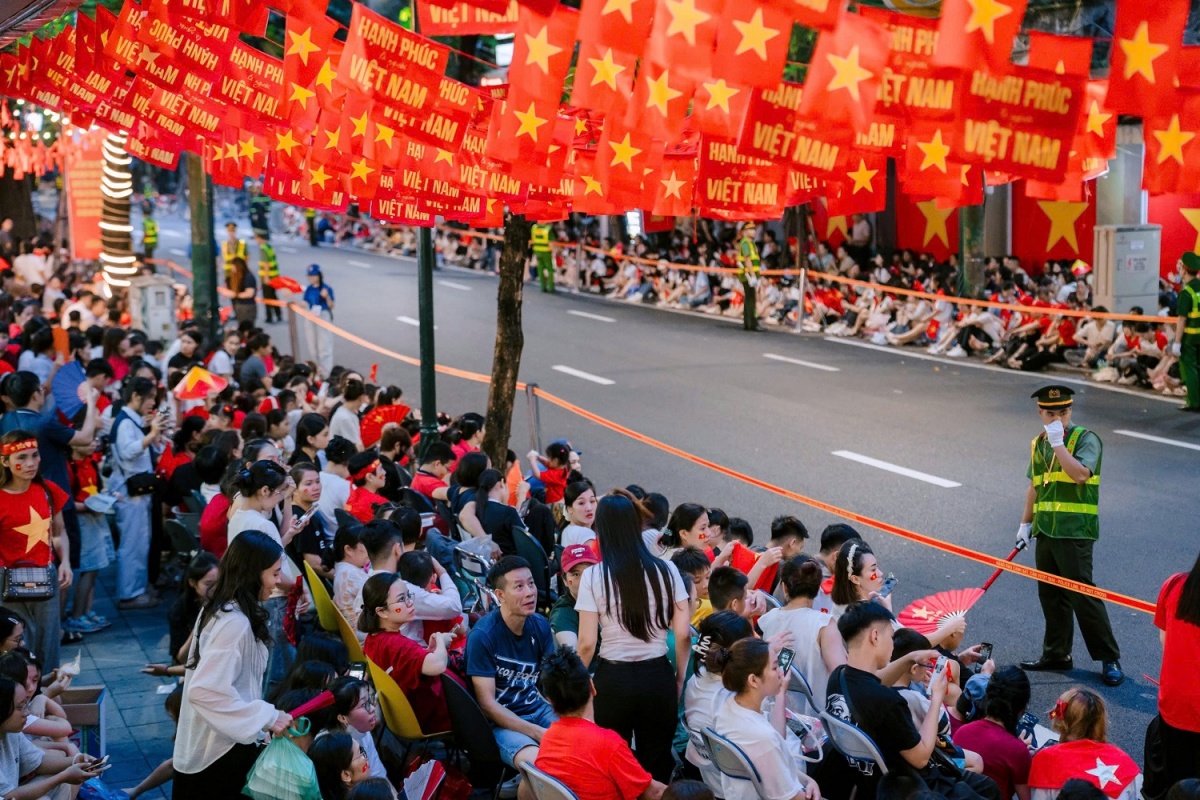 Người dân đổ về photobooth SHB, khoảnh khắc mừng Quốc khánh thêm rộn ràng