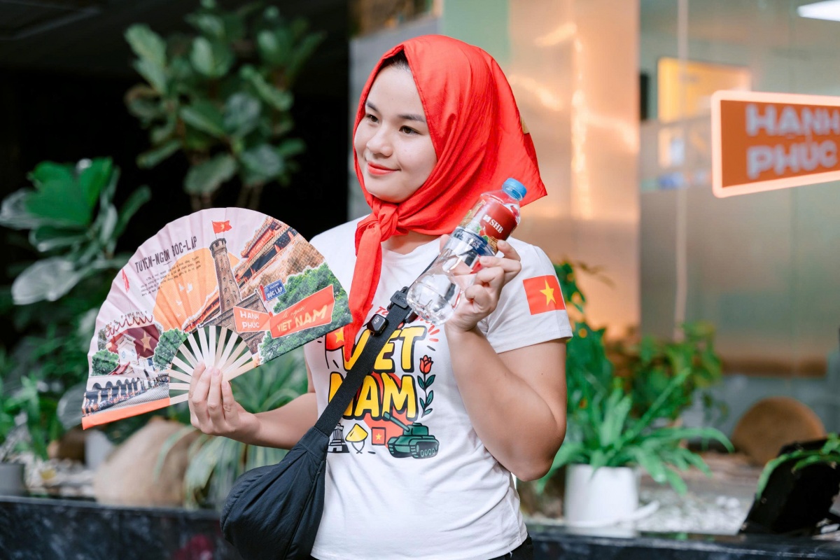 Người dân đổ về photobooth SHB, khoảnh khắc mừng Quốc khánh thêm rộn ràng