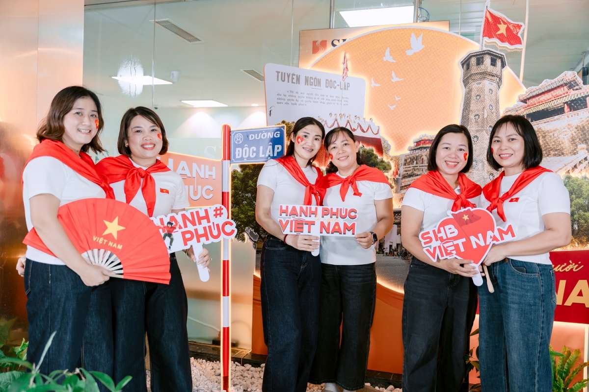 Người dân đổ về photobooth SHB, khoảnh khắc mừng Quốc khánh thêm rộn ràng