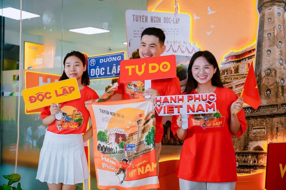 Người dân đổ về photobooth SHB, khoảnh khắc mừng Quốc khánh thêm rộn ràng