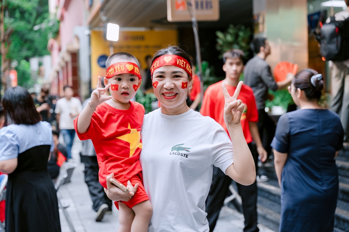 Người dân đổ về photobooth SHB, khoảnh khắc mừng Quốc khánh thêm rộn ràng