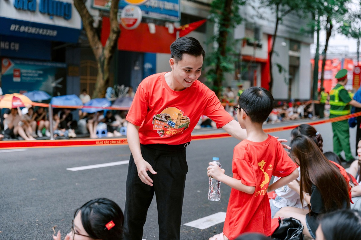 Người dân đổ về photobooth SHB, khoảnh khắc mừng Quốc khánh thêm rộn ràng