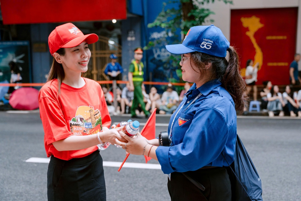 Người dân đổ về photobooth SHB, khoảnh khắc mừng Quốc khánh thêm rộn ràng