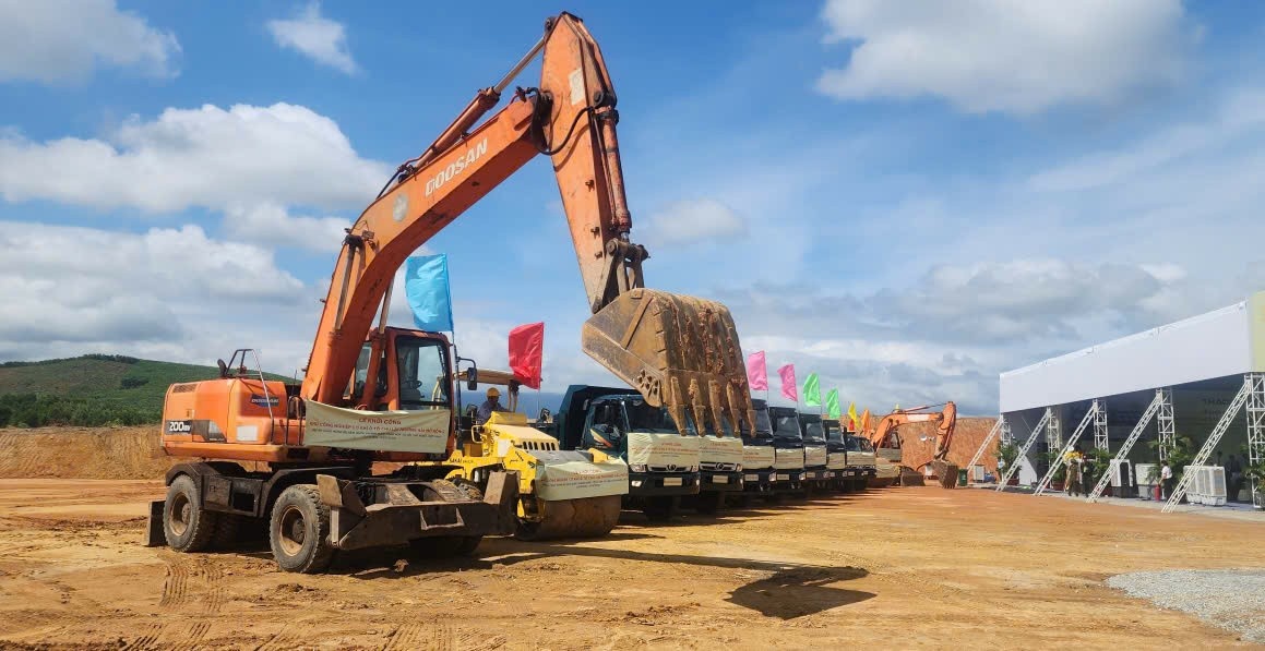 Để bảo đảm tiến độ, chất lượng và hiệu quả, lãnh đạo TP. Đà Nẵng đề nghị THACO tập trung nguồn lực, hoàn thiện thiết kế - dự toán, lựa chọn nhà thầu đủ năng lực, thi công an toàn, đúng quy chuẩn kỹ thuật. Để bảo đảm tiến độ, chất lượng và hiệu quả, lãnh đạo TP. Đà Nẵng đề nghị THACO tập trung nguồn lực, hoàn thiện thiết kế - dự toán, lựa chọn nhà thầu đủ năng lực, thi công an toàn, đúng quy chuẩn kỹ thuật.