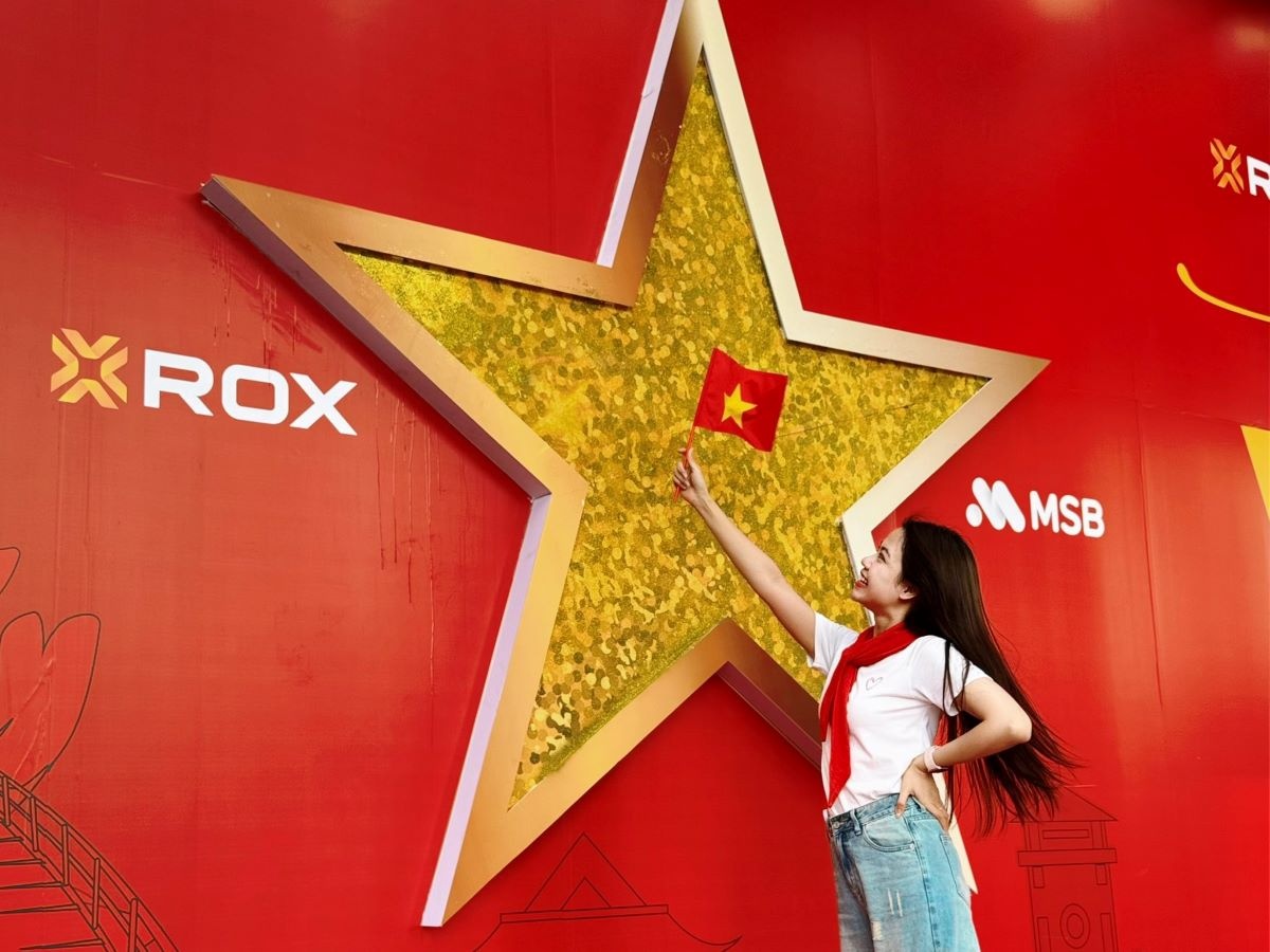 Sắc đỏ thiêng liêng gắn kết các thế hệ tại “bức tường yêu nước”