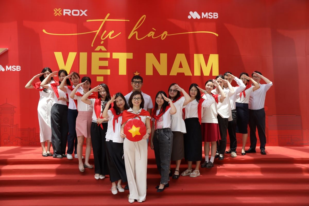 Cán bộ nhân viên văn phòng làm việc tại toà nhà hân hoan lưu lại hình ảnh cùng đồng nghiệp, như một cách lan tỏa niềm tự hào dân tộc và tinh thần đoàn kết