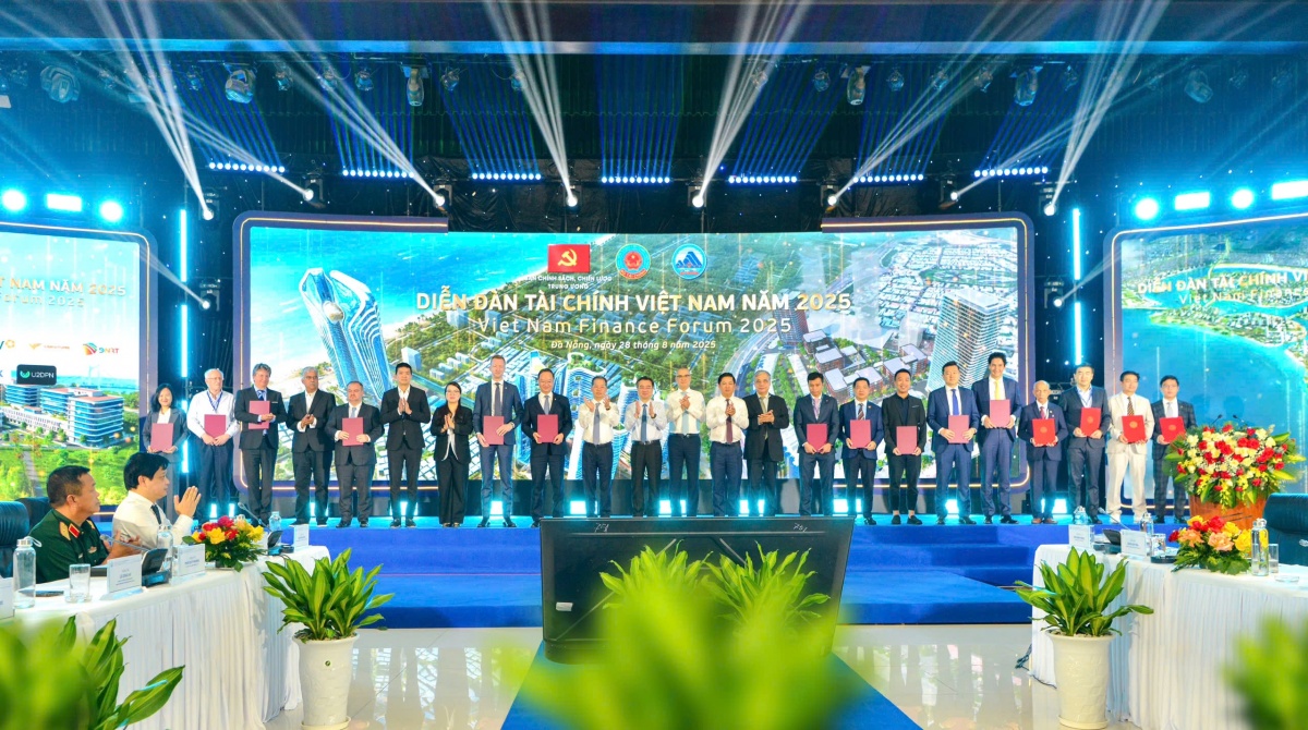 Toàn cảnh lễ trao biên bản ghi nhớ hợp tác  của UBND TP Đà Nẵng với Vietcombank và các đối tác