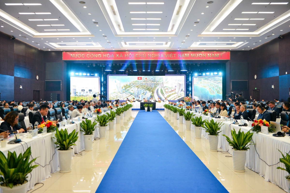 Toàn cảnh phiên toàn thể Diễn đàn tài chính thường niên Việt Nam năm 2025