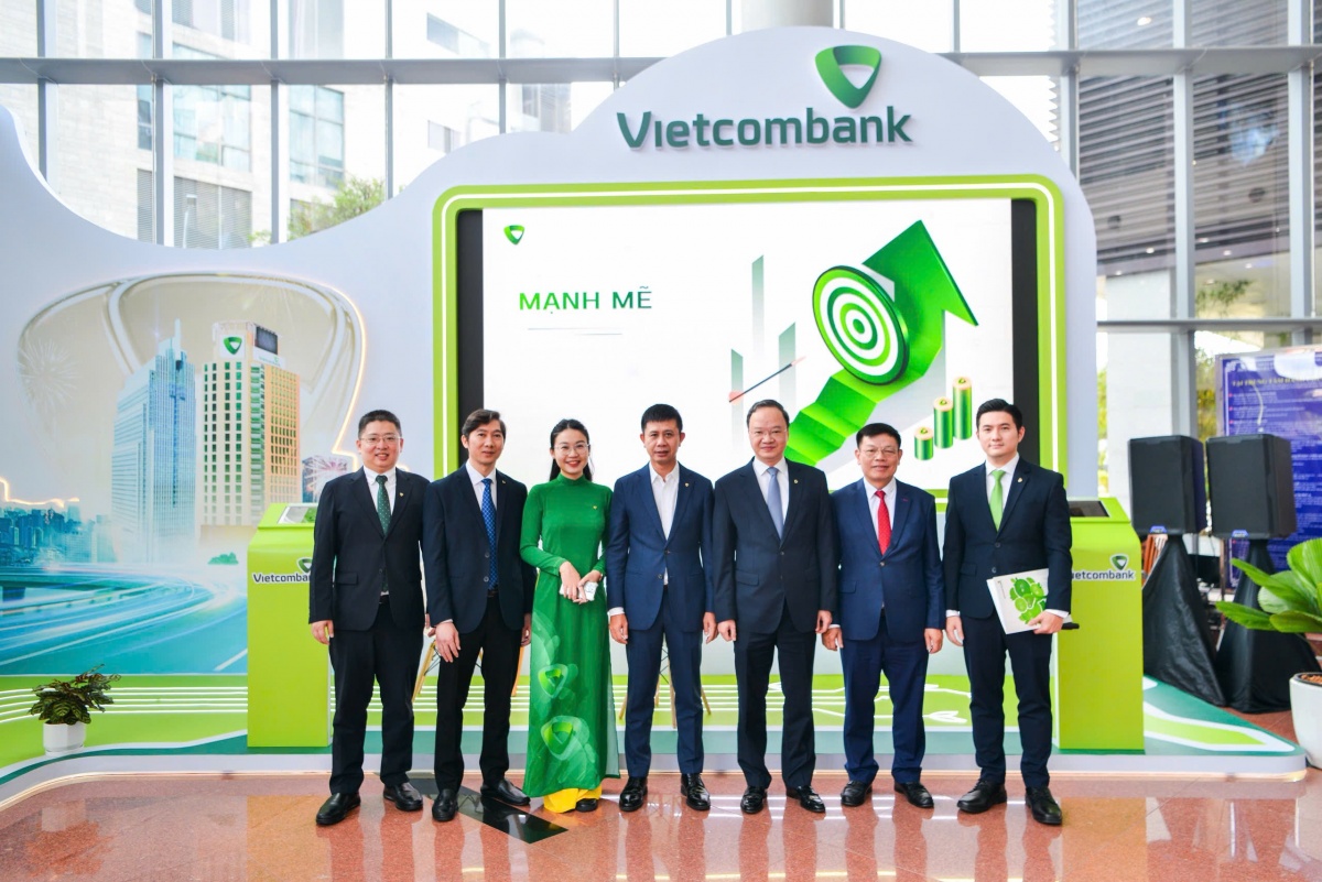 Ông Lê Quang Vinh - Tổng Giám đốc Vietcombank (thứ 3 từ phải sang) chụp ảnh lưu niệm cùng các đại biểu tại không gian Triển lãm Vietcombank