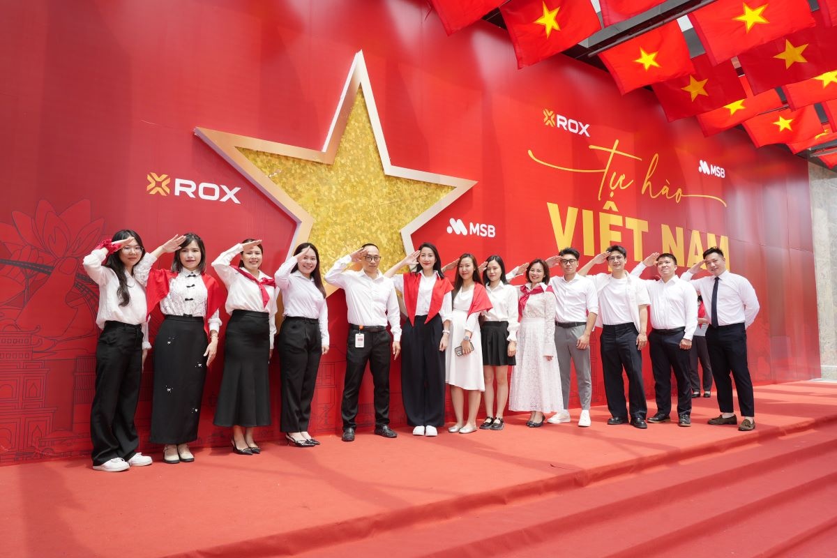 Bức tường với ngôi sao vàng năm cánh và dòng chữ “Tự hào Việt Nam” dưới sảnh tầng 1 ROX Tower trở thành phông nền cho hàng trăm tấm ảnh mỗi ngày. Chị em văn phòng xúng xính áo dài, biến khoảnh khắc tự hào thành kỷ niệm đáng nhớ