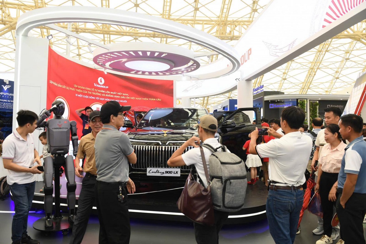 Khách tham quan gian triển lãm của hệ sinh thái Vingroup tại sảnh H3 - Khởi nghiệp kiến quốc, nơi đang trưng bày mẫu xe điện cao cấp Lạc Hồng 900 LX mang đậm tinh hoa và bản sắc dân tộc. Khách tham quan gian triển lãm của hệ sinh thái Vingroup tại sảnh H3 - Khởi nghiệp kiến quốc, nơi đang trưng bày mẫu xe điện cao cấp Lạc Hồng 900 LX mang đậm tinh hoa và bản sắc dân tộc.