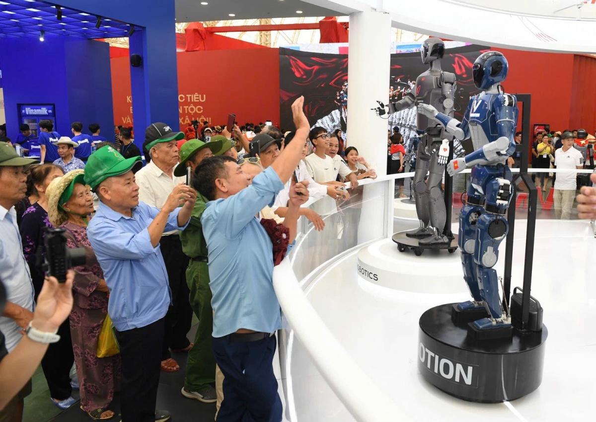 Gian triển lãm của Vingroup mang tới những câu chuyện truyền cảm hứng về hành trình vươn lên từ nội lực của Tập đoàn kinh tế tư nhân lớn nhất Việt Nam. Trong đó, những sản phẩm trong lĩnh vực công nghệ như VinRobotics, VinMotion nhận được sự quan tâm đặc biệt. Gian triển lãm của Vingroup mang tới những câu chuyện truyền cảm hứng về hành trình vươn lên từ nội lực của Tập đoàn kinh tế tư nhân lớn nhất Việt Nam. Trong đó, những sản phẩm trong lĩnh vực công nghệ như VinRobotics, VinMotion nhận được sự quan tâm đặc biệt.
