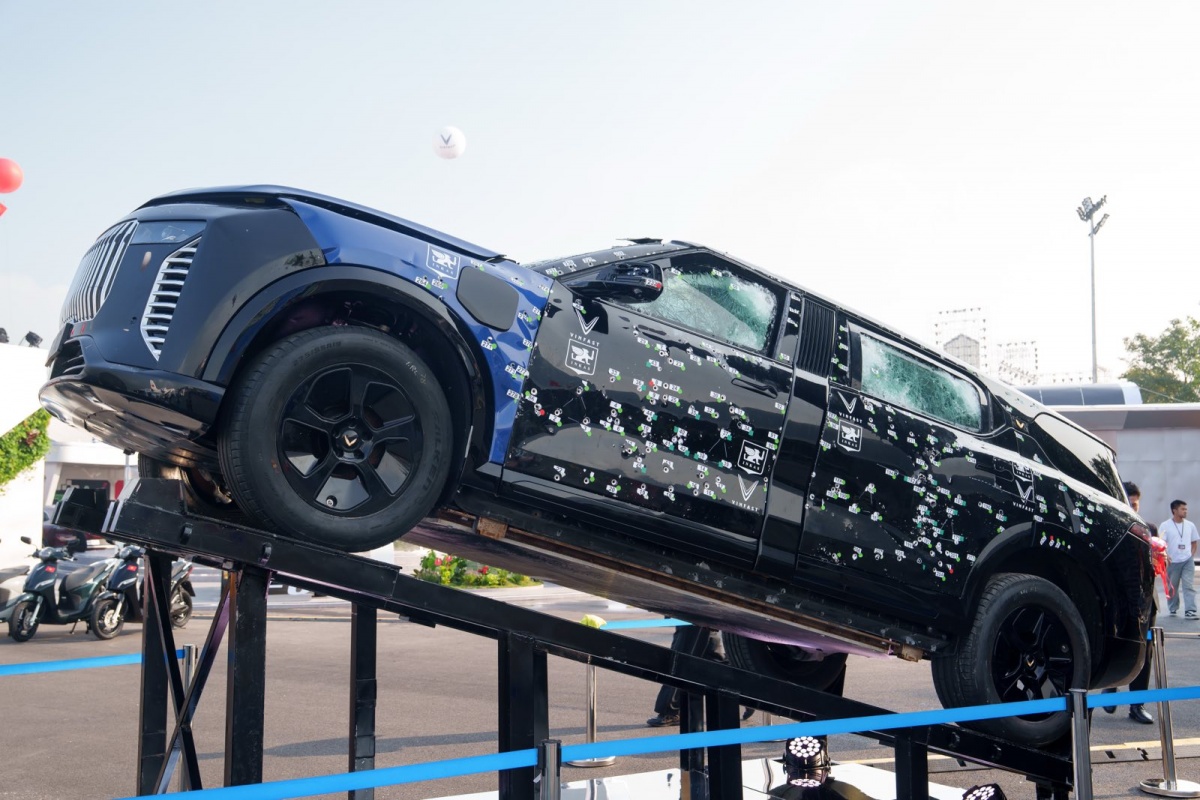 Gian triển lãm ở sân Tây với khoảng 2.600 m2 được Vingroup dành trọn vẹn cho chủ đề Chuyển đổi Xanh, tâm điểm là mẫu xe chống đạn Lạc Hồng 900 LX. Gian triển lãm ở sân Tây với khoảng 2.600 m2 được Vingroup dành trọn vẹn cho chủ đề Chuyển đổi Xanh, tâm điểm là mẫu xe chống đạn Lạc Hồng 900 LX.