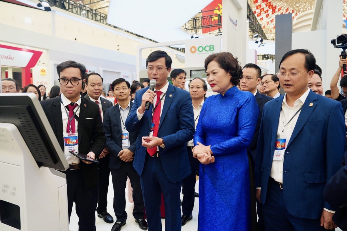 Khai mạc gian không gian triển lãm “Ngành Ngân hàng Việt Nam - Tự hào quá khứ, vững vàng hiện tại, kiến tạo tương lai” Khai mạc gian không gian triển lãm “Ngành Ngân hàng Việt Nam - Tự hào quá khứ, vững vàng hiện tại, kiến tạo tương lai”