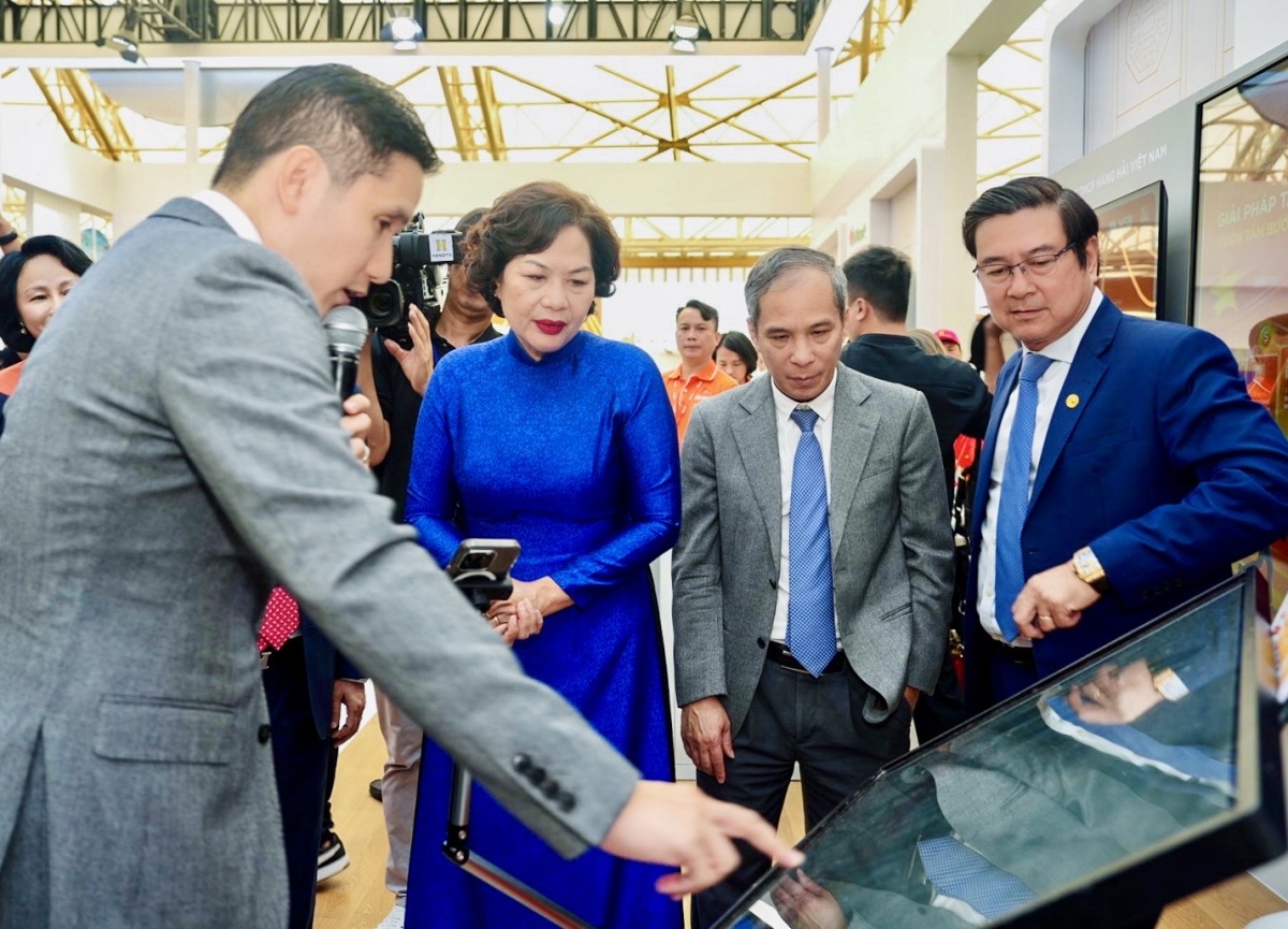 Khai mạc gian không gian triển lãm “Ngành Ngân hàng Việt Nam - Tự hào quá khứ, vững vàng hiện tại, kiến tạo tương lai” Khai mạc gian không gian triển lãm “Ngành Ngân hàng Việt Nam - Tự hào quá khứ, vững vàng hiện tại, kiến tạo tương lai”