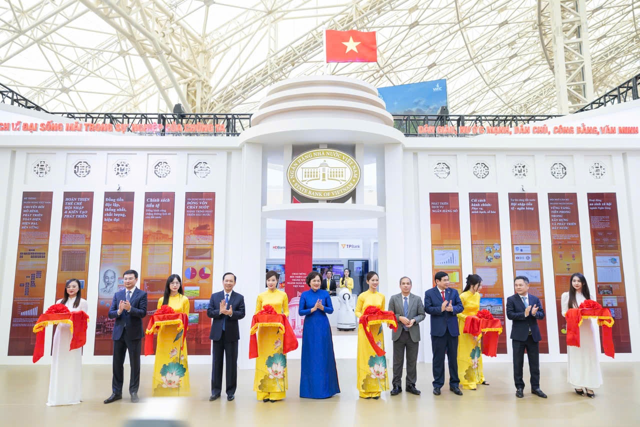 Lãnh đạo NHNN cắt băng khai mạc triển lãm ngành Ngân hàng.