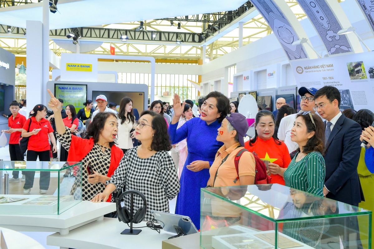 Khai mạc gian không gian triển lãm “Ngành Ngân hàng Việt Nam - Tự hào quá khứ, vững vàng hiện tại, kiến tạo tương lai” Khai mạc gian không gian triển lãm “Ngành Ngân hàng Việt Nam - Tự hào quá khứ, vững vàng hiện tại, kiến tạo tương lai”