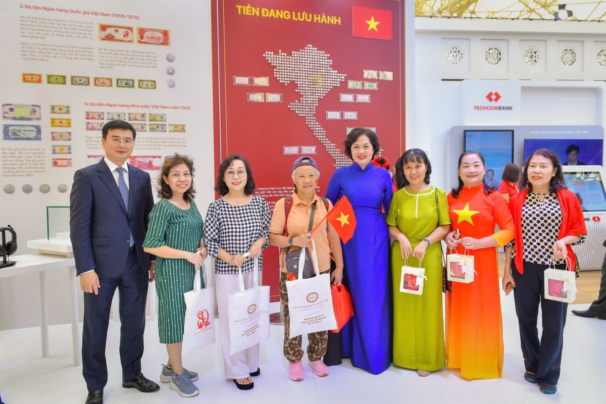 Khai mạc gian không gian triển lãm “Ngành Ngân hàng Việt Nam - Tự hào quá khứ, vững vàng hiện tại, kiến tạo tương lai” Khai mạc gian không gian triển lãm “Ngành Ngân hàng Việt Nam - Tự hào quá khứ, vững vàng hiện tại, kiến tạo tương lai”