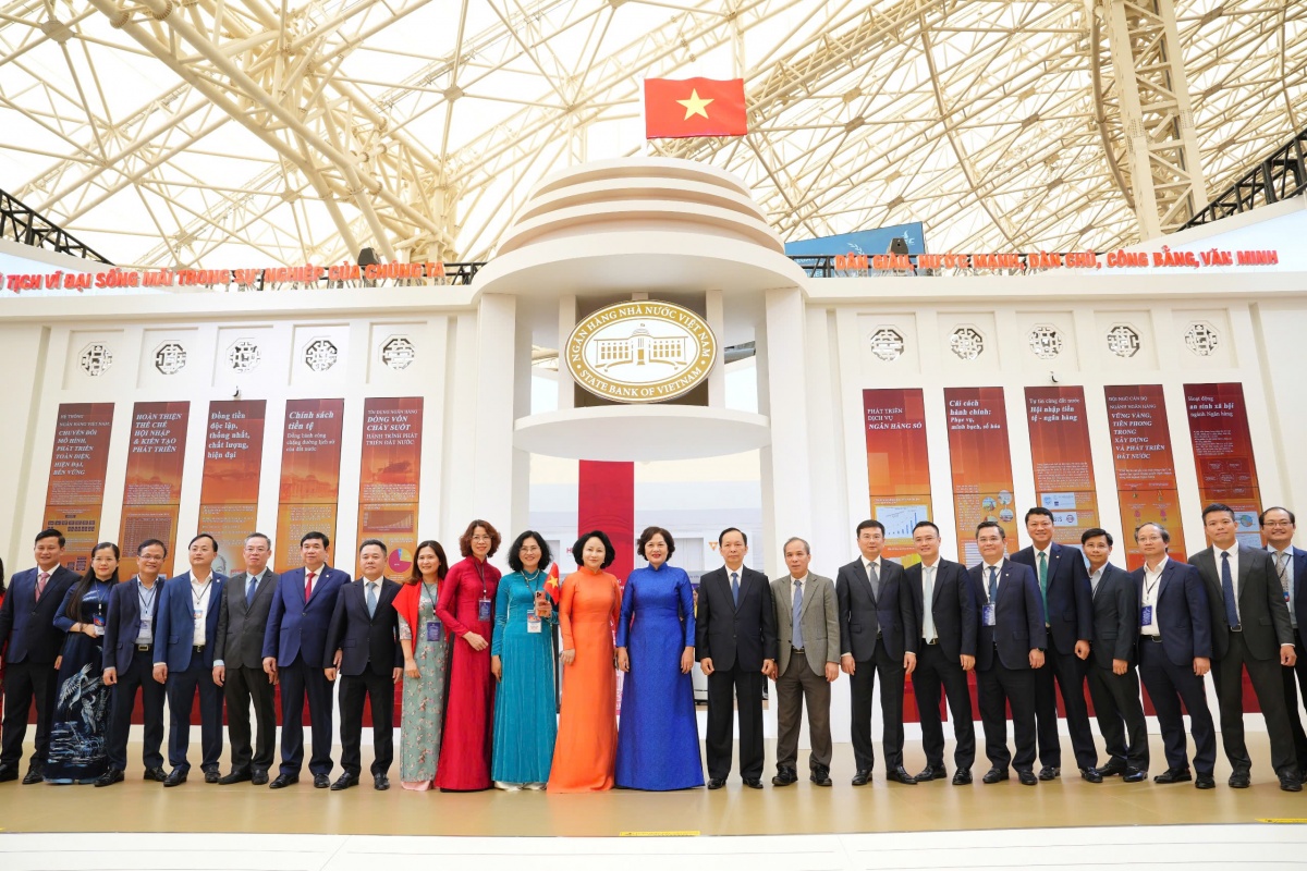 Khai mạc gian không gian triển lãm “Ngành Ngân hàng Việt Nam - Tự hào quá khứ, vững vàng hiện tại, kiến tạo tương lai” Khai mạc gian không gian triển lãm “Ngành Ngân hàng Việt Nam - Tự hào quá khứ, vững vàng hiện tại, kiến tạo tương lai”