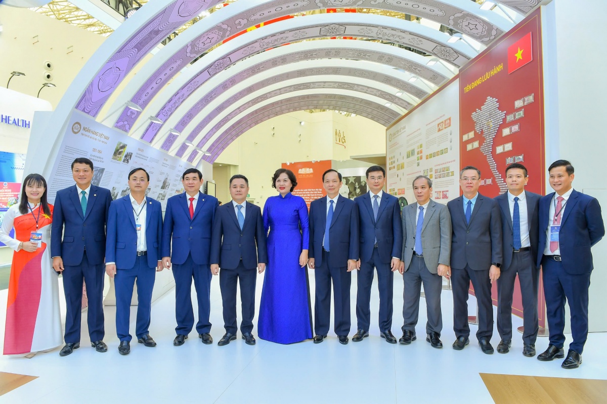 Khai mạc gian không gian triển lãm “Ngành Ngân hàng Việt Nam - Tự hào quá khứ, vững vàng hiện tại, kiến tạo tương lai” Khai mạc gian không gian triển lãm “Ngành Ngân hàng Việt Nam - Tự hào quá khứ, vững vàng hiện tại, kiến tạo tương lai”