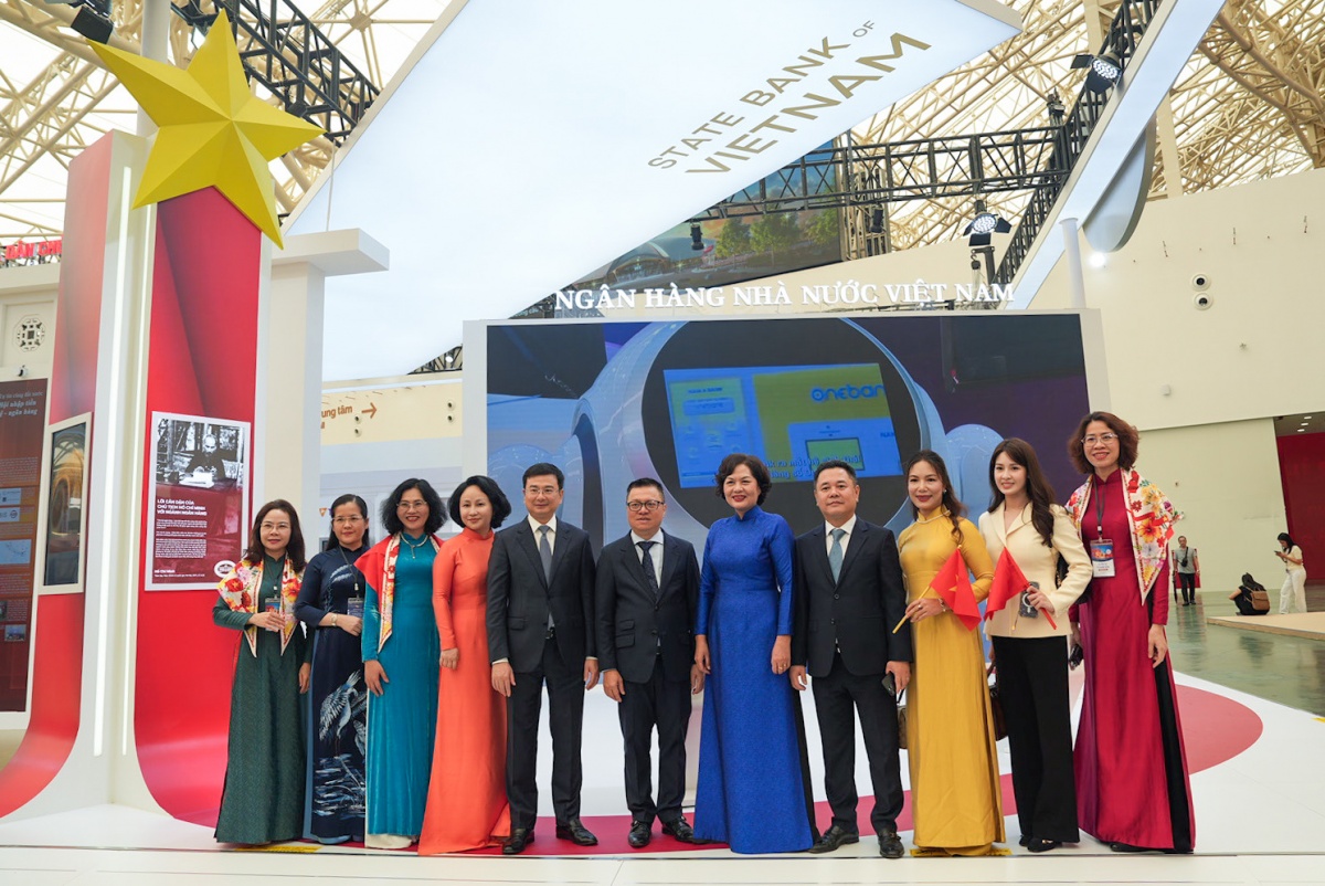Khai mạc gian không gian triển lãm “Ngành Ngân hàng Việt Nam - Tự hào quá khứ, vững vàng hiện tại, kiến tạo tương lai” Khai mạc gian không gian triển lãm “Ngành Ngân hàng Việt Nam - Tự hào quá khứ, vững vàng hiện tại, kiến tạo tương lai”